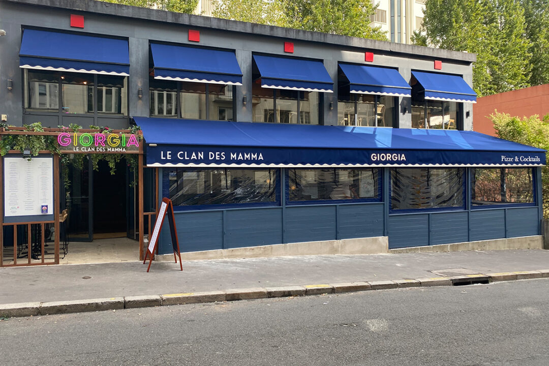 Stores Bannes avec lambrequin lumineux installés au restaurant Giorgia - Le Clan des Mamma à Nantes (44) par ESPACIO.