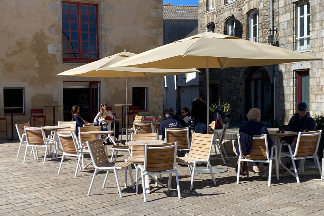 Parasols Cortina installés à la terrasse du salon de thé/glacier Hedgard au Croisic (44) par ESPACIO