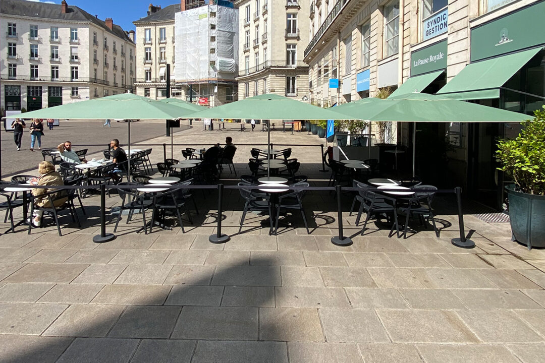 ESPACIO a effectué le ré-entoilage des 2 stores et des 6 parasols Cortina pour le café-restaurant La Pause Royale à Nantes (44).