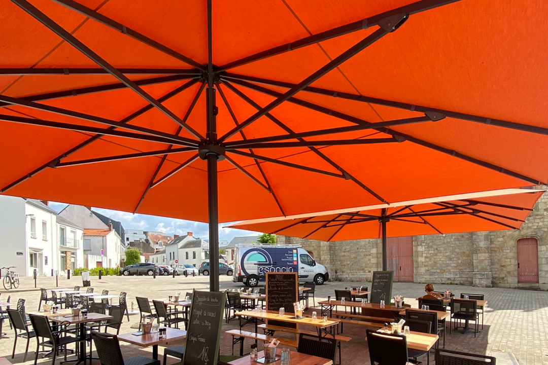 Deux parasols géants Noblesse de 6x6 m installés à la terrasse du restaurant Chez Papa à St-Herblain (44) par ESPACIO.