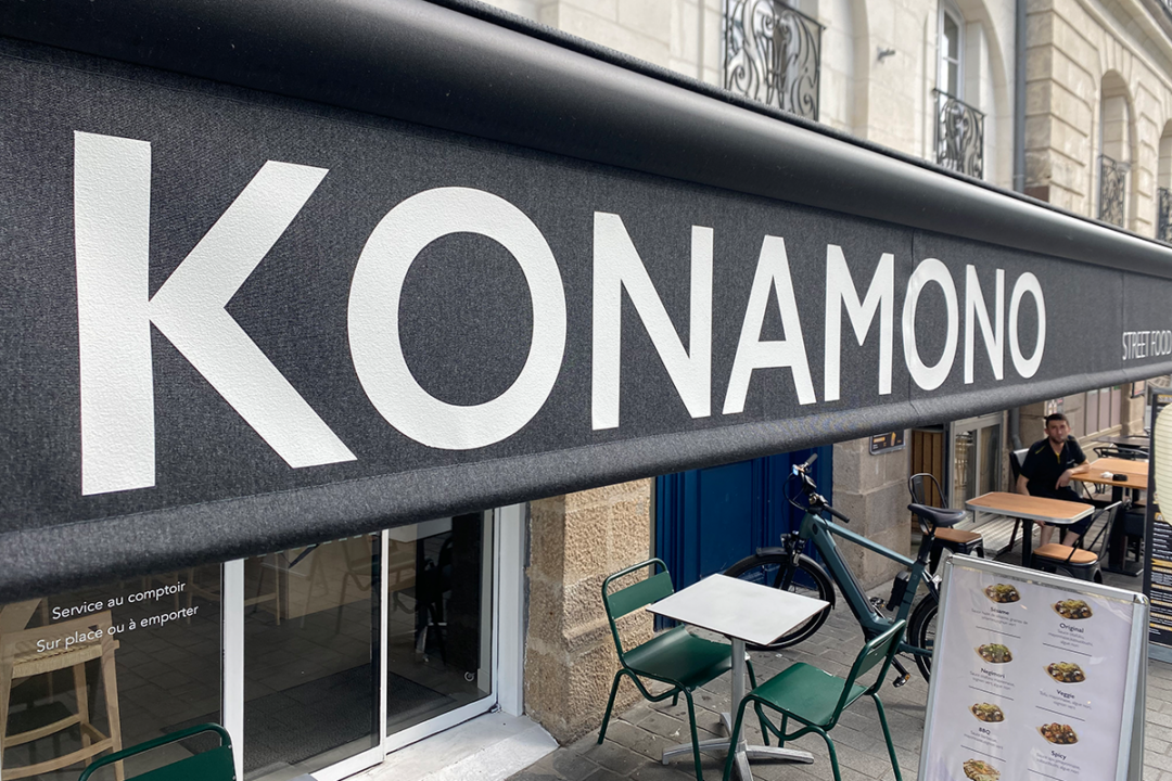 Lambrequin peint ajouté à un store existant au nom du restaurant japonais Konamono à Nantes (44) par ESPACIO.