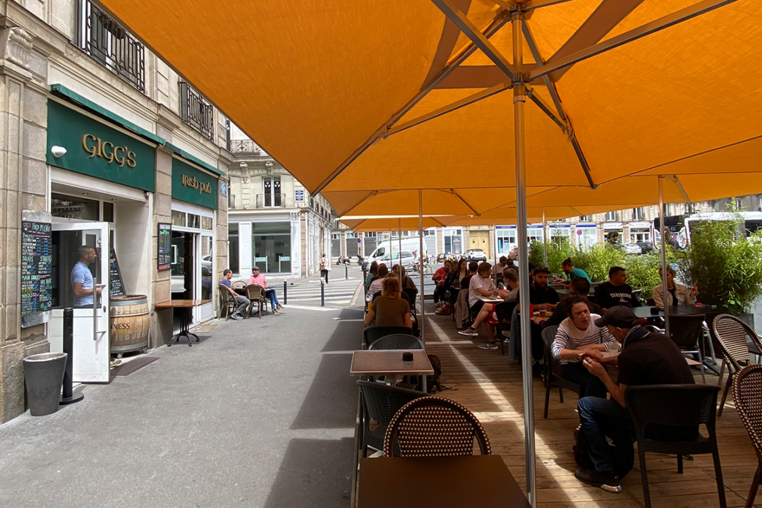 Installation de 8 parasols Cortina (4 de 2x3 m et 4 de 3x3 m) au pub Gigg's à Nantes (44) par ESPACIO.