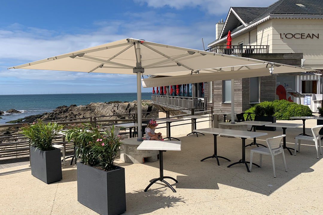 Parasol géant Noblesse de 4,5x4,5 mètres installé à la terrasse de L'Océan au Croisic (44) par ESPACIO.