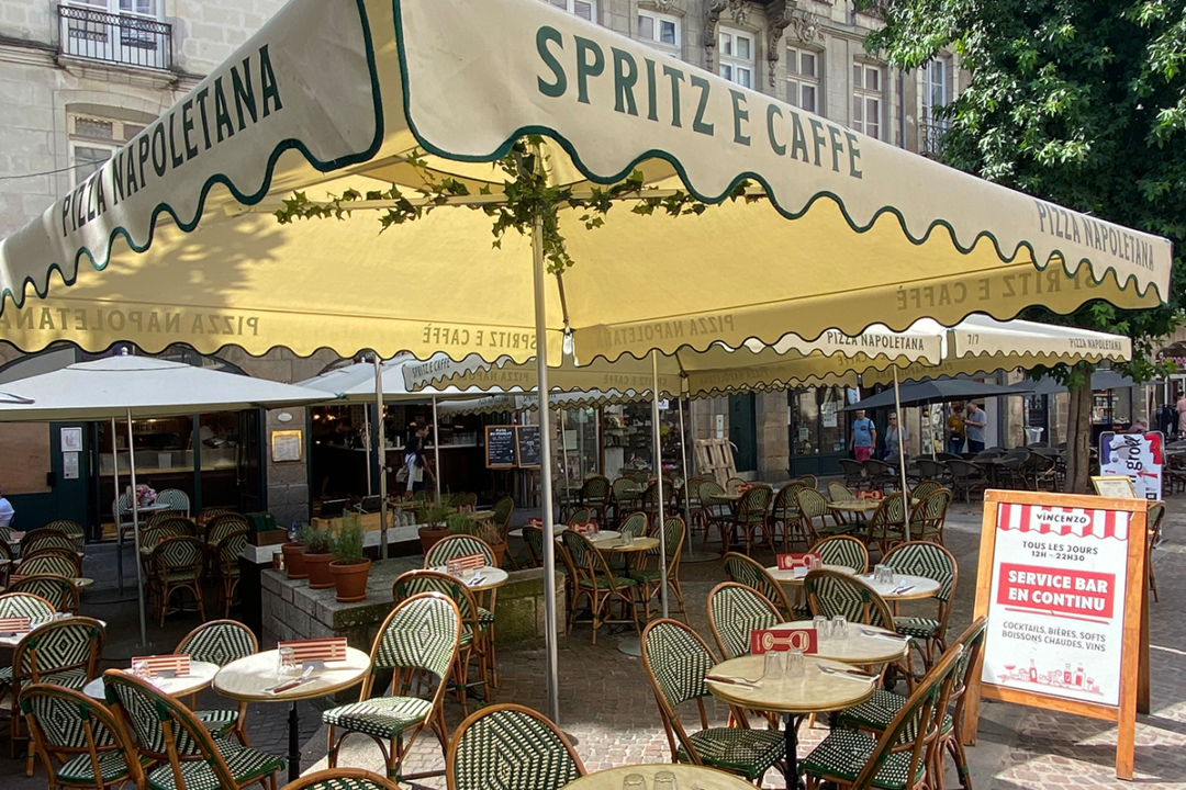 5 parasols Cortina de 3x3 mètres avec rebords vagues et marquage pour la pizzeria Vincenzo à Nantes (44) par ESAPCIO.