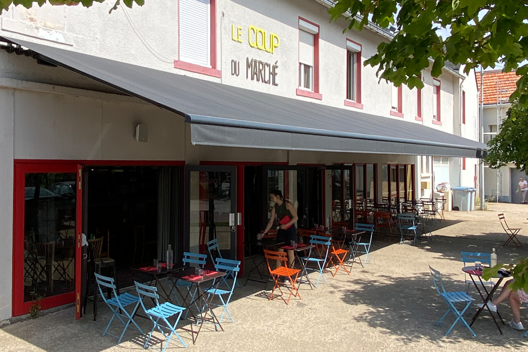 Ré-entoilage d'un store banne Madrid, modèle CHR, de 16 mètres au restaurant Le Coup du Marché à Indre (44) par ESPACIO.