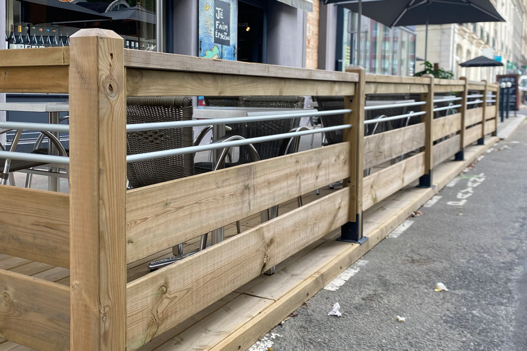 Terrasse bois confectionnée et installée par ESPACIO pour le restaurant Les Bouteilles à Nantes (44).