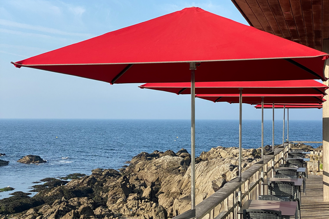 6 parasols Cortina de 2x3 mètres coloris rouge installés à la terrasse de l'hôtel de L'Océan au Croisic (44) par ESPACIO