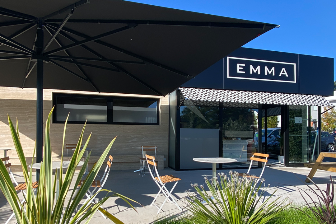 Parasol géant Noblesse et stores bannette à projection installés à la Boulangerie EMMA à Vertou (44) par ESPACIO