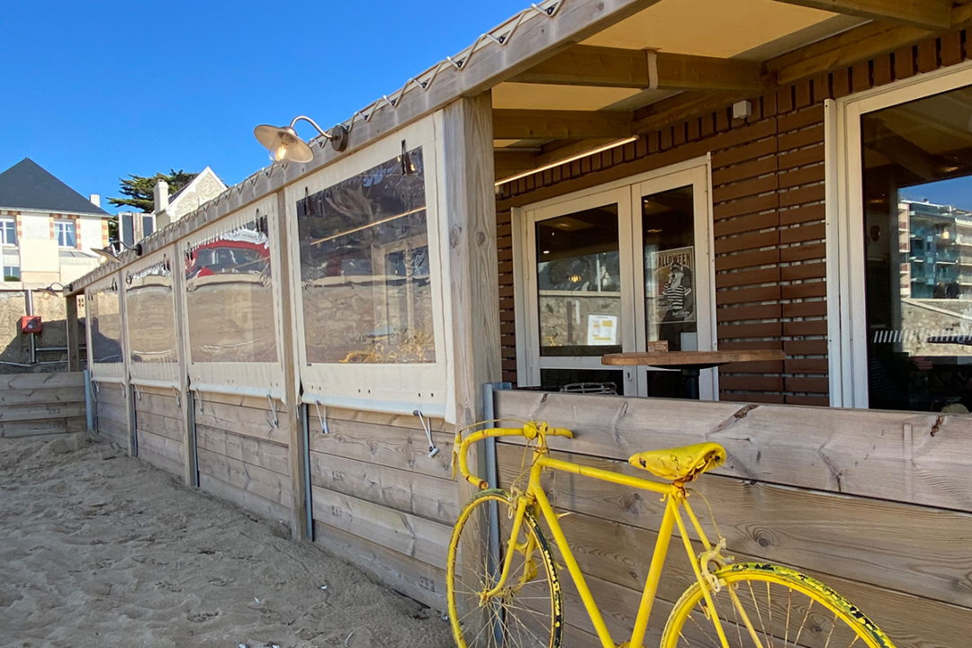 Pergola toit fixe avec fenêtre installé à la terrasse du restaurant Papy Mougeot à Pornichet (44) par ESPACIO