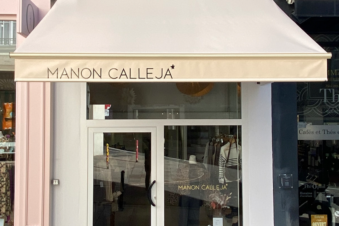 Store banne avec lambrequin marqué installé à la boutique Manon Calleja à Nantes (44) par ESPACIO