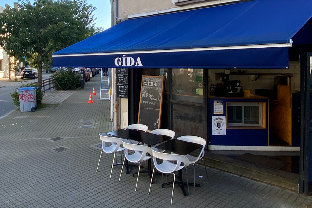 Store banne avec lambrequin peint installé au restaurant Gïda à Nantes (44) par ESPACIO