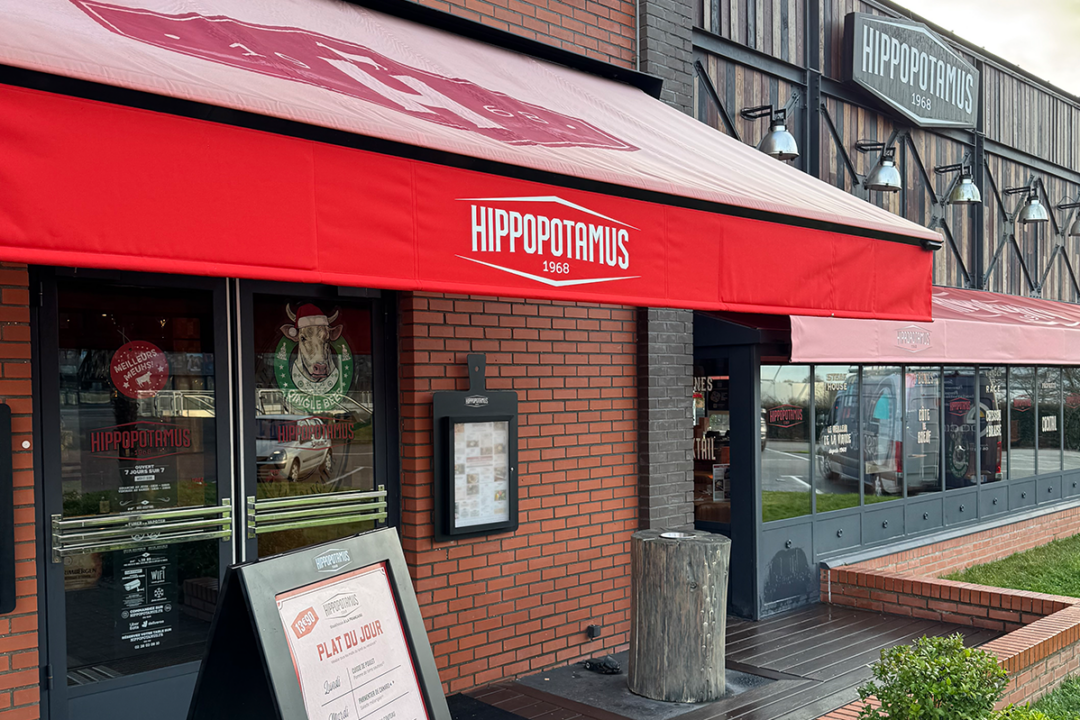 Lambrequin peint et lambrequin lumineux installés sur les stores du restaurant Hippopotamus à Saint-Herblain (44) par ESPACIO