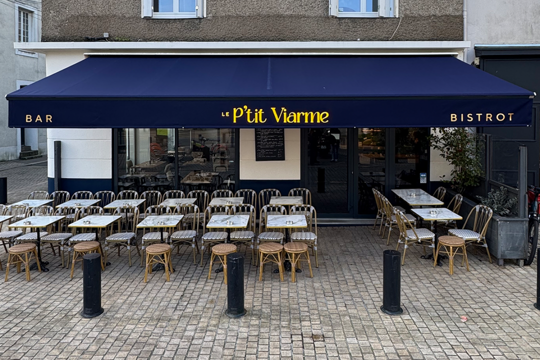 Ré-entoilage de store avec lambrequin lumineux et peint + installation de guirlande LED au bistrot Le P'tit Viarme à Nantes (44) par ESPACIO